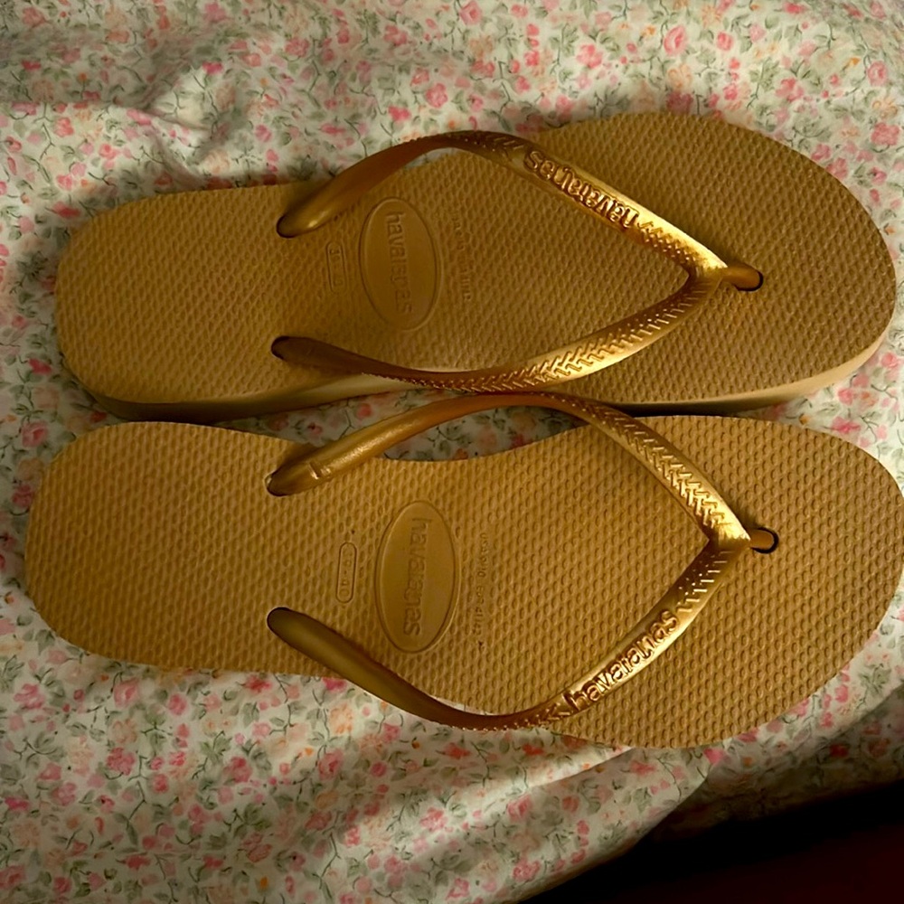Never worn Gold Platform Havaianas flip flop sandals